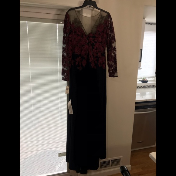 Tadashi Shoji
Cap Sleeve Lace Gown - Picture 5 of 8